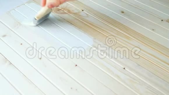 女孩用白漆画木板视频的预览图