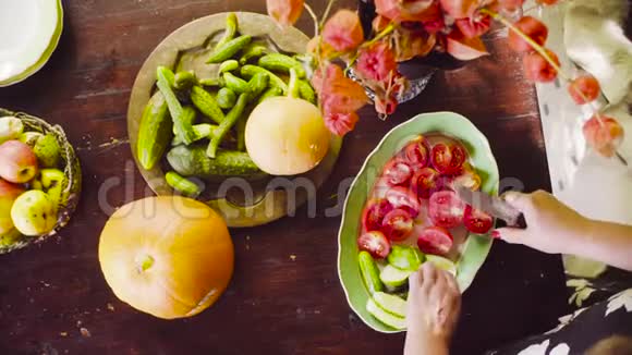高级女性手切西红柿和黄瓜视频的预览图