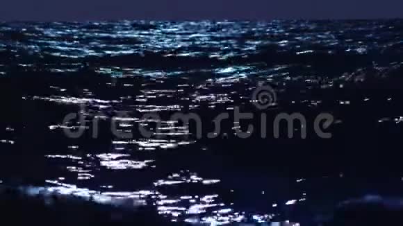 夜晚的海上风暴4K慢动作视频的预览图