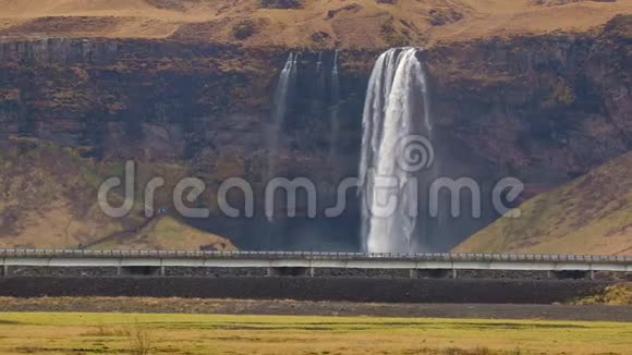 冰岛公路旅行中的瀑布视频的预览图