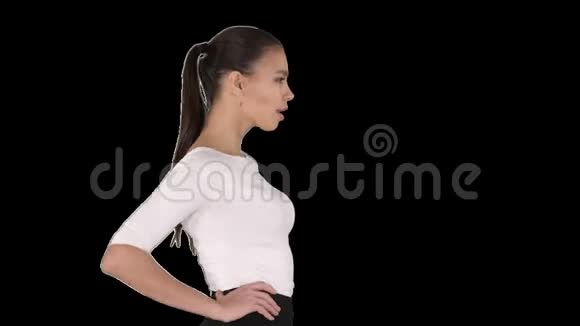 美丽的黑发女孩双手叉腰行走阿尔法频道视频的预览图