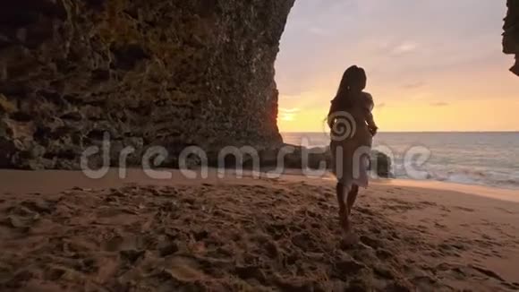 海滩上的自由和幸福的女人她在户外旅游度假期间享受着宁静的海洋自然视频的预览图