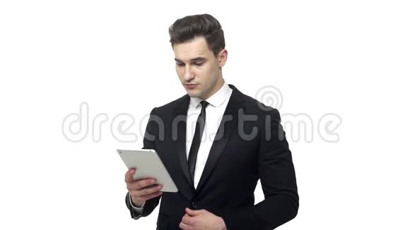 年轻的商人在白色背景的平板电脑上工作视频的预览图