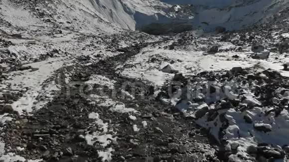 游客在山上旅行的鸟瞰图徒步旅行团沿着山旁的岩石峡谷散步视频的预览图