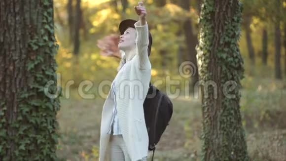 秋天公园里的秋天的女人无忧无虑的女人秋日少女户外大气时尚照视频的预览图