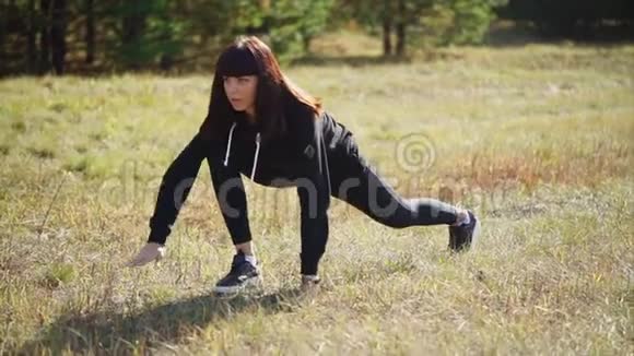 一位身穿西装的年轻女子在接受自然训练前会使腿部肌肉得到温暖视频的预览图