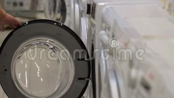 女人在店里选择洗衣机视频的预览图