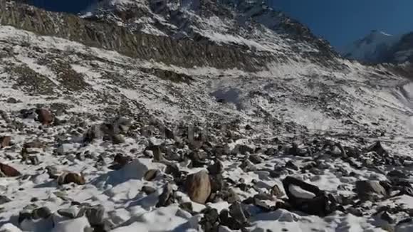 游客在山上旅行的鸟瞰图徒步旅行团沿着山旁的岩石峡谷散步视频的预览图