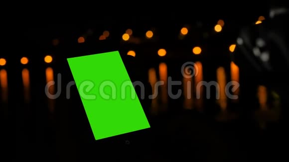 晚上在游轮甲板上使用绿色屏幕智能手机的女人视频的预览图