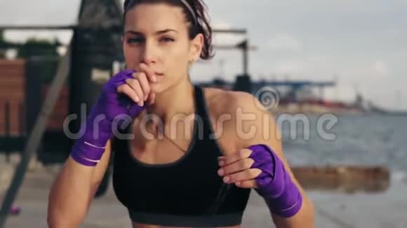 慢镜头一位年轻女子手缠拳击磁带的太极拳特写镜头视频的预览图