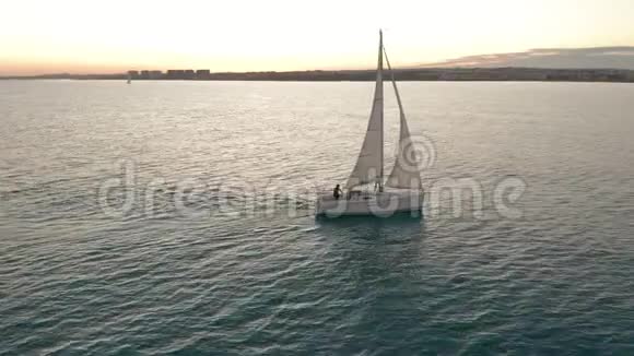 空中观景日落时分在海上航行游艇视频的预览图