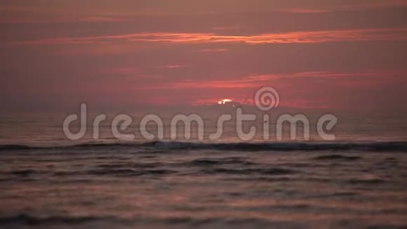 波罗的海粉红天空美丽的日落视频的预览图