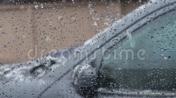 雪落在车窗外掉在玻璃上视频的预览图