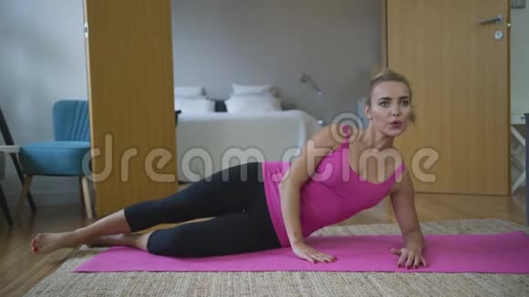 美女在伸展垫上抬腿视频的预览图