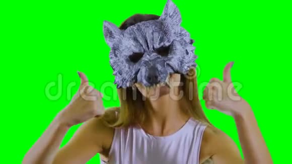 在绿色背景下竖起大拇指跳舞的狼视频的预览图