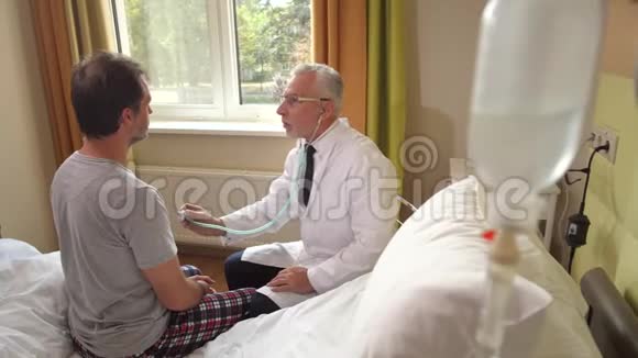 医生用听诊器听病人说话视频的预览图