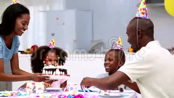 儿子吹灭生日蛋糕上的蜡烛视频的预览图