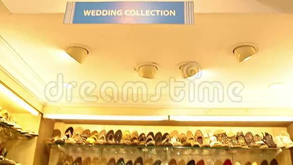 市中心的一家鞋和鞋类商店新娘和新郎鞋婚礼仪式视频的预览图