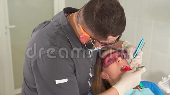 牙科医生在门诊治疗一名患龋的妇女视频的预览图
