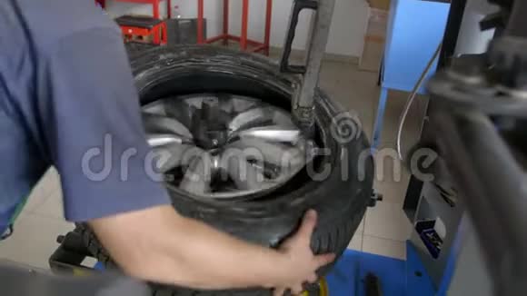 4K合爆胎是用特殊工具将轮胎从车轮上拆卸视频的预览图