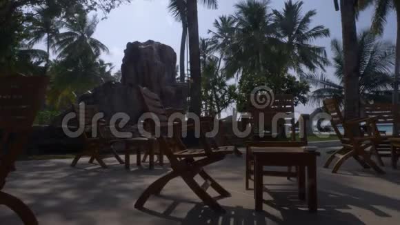 夏季咖啡馆俯瞰喷泉和棕榈树视频的预览图