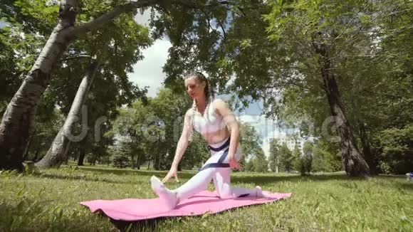 公园里的女孩从事体操运动视频的预览图