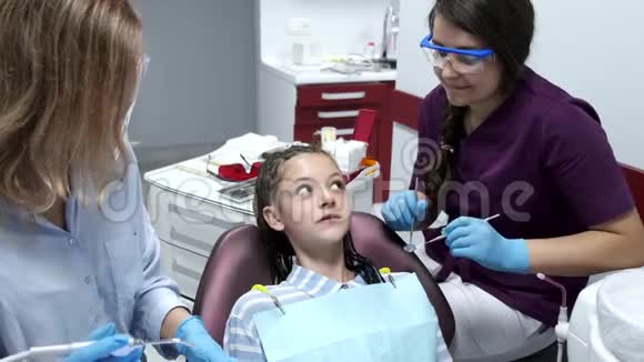 在牙科医生那里做第一次牙科检查的小孩视频的预览图