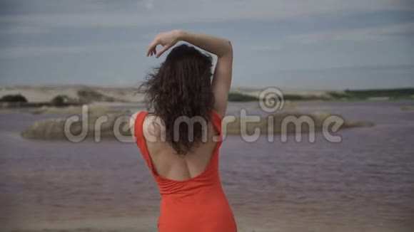 在水边摆姿势拍照的女人视频的预览图