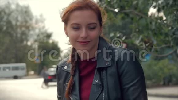 一个漂亮的微笑的年轻女子的肖像戴着眼镜特写着一个快乐的女人长着一头红发长得很好视频的预览图