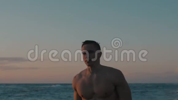 4K英俊的肌肉男在海上远走高飞视频的预览图