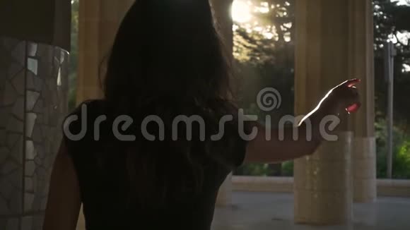 年轻女子用手指着日落时分在户外散步的女孩视频的预览图