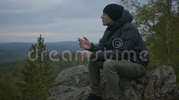 人坐在森林里视频的预览图