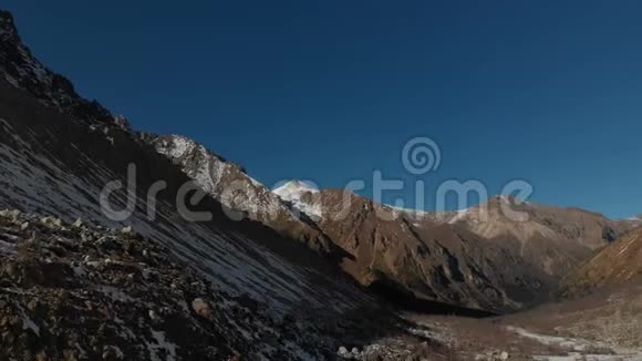 游客在山上旅行的鸟瞰图徒步旅行团沿着山旁的岩石峡谷散步视频的预览图