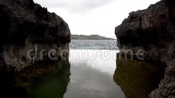 安吉拉比拉邦海滩印度尼西亚努沙佩尼达岛上的自然游泳池视频的预览图