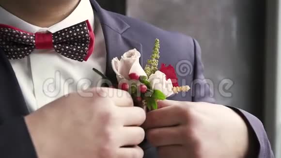 新郎把扣眼伸直婚礼视频的预览图