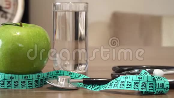 健康食品苹果水和听诊器视频的预览图