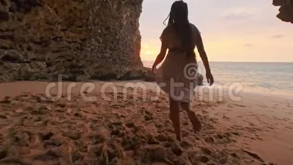 海滩上的自由和幸福的女人她在户外旅游度假期间享受着宁静的海洋自然视频的预览图