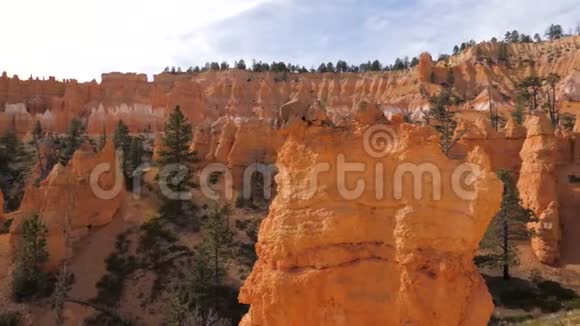 橘红色山脉和悬崖的布莱斯峡谷全景视频的预览图