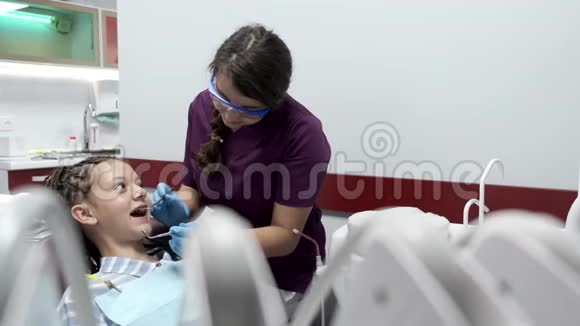 在牙科医生那里做第一次牙科检查的小孩视频的预览图