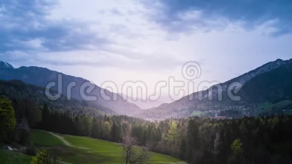 奥地利森林山阴天下雨视频的预览图