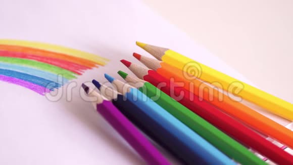 彩色铅笔躺在桌子上画彩虹色彩鲜艳的图画彩虹视频的预览图