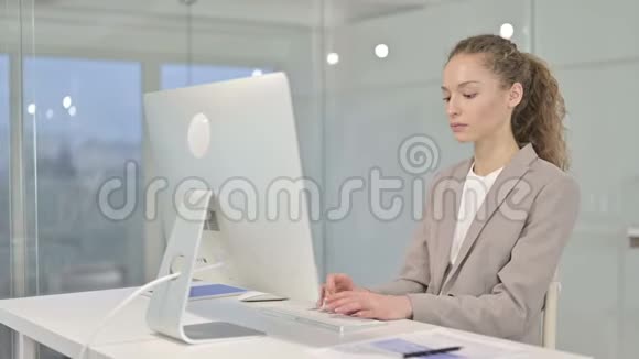 生病的年轻白人女商人在办公室咳嗽视频的预览图