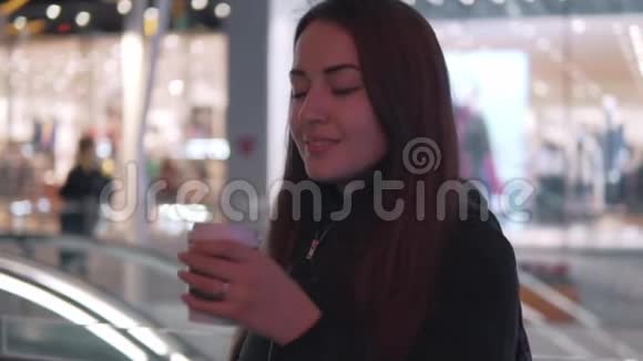 在夜城喝咖啡的女孩的慢镜头视频的预览图