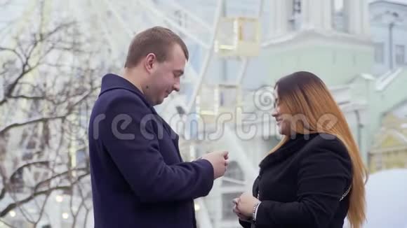 年轻人在摩天轮背景下向女友求婚视频的预览图
