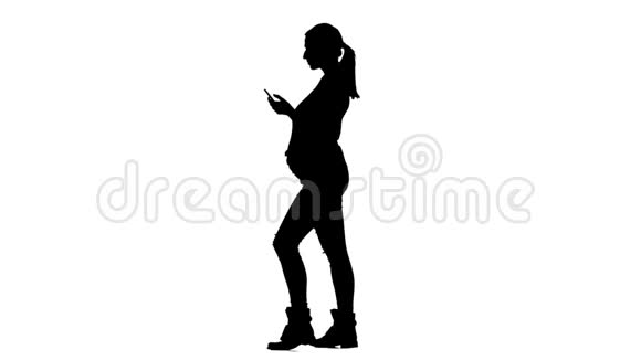 女人正在打电话留言她怀孕了剪影白色背景慢动作视频的预览图