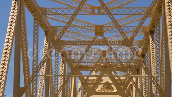 乔治罗杰斯克拉克俄亥俄河纪念桥视频的预览图