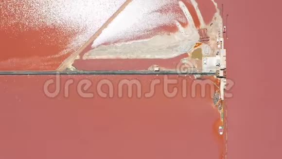 鸟瞰盐海水蒸发池粉红色视频的预览图