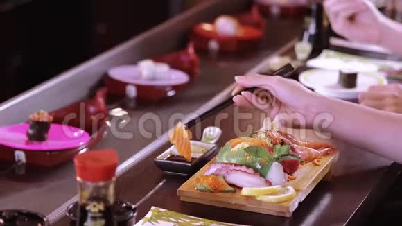 在亚洲餐馆用筷子吃寿司近距离射击视频的预览图