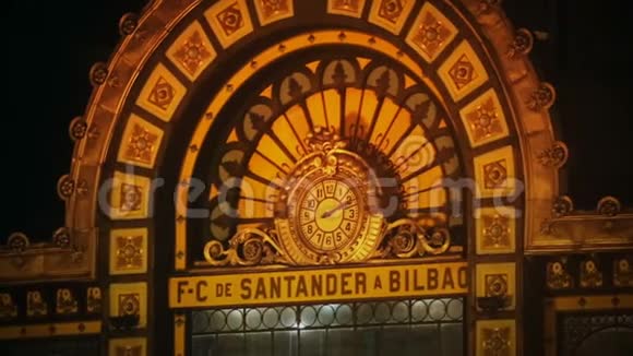 位于毕尔巴鄂的桑坦德火车站美丽立面上的时钟前往西班牙视频的预览图