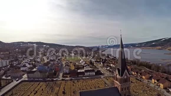 挪威城市利勒哈默的鸟瞰图前景是教堂视频的预览图